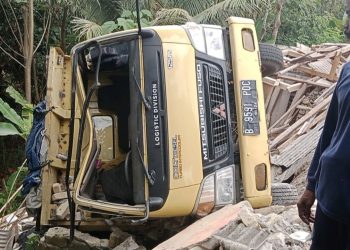 Sebuah Truk Pasir Hantam Warung Hingga Ambruk, Ini Penyebabnya!