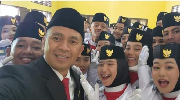 Foto: Kedekatan Hera Iskandar bersama peserta Paskibraka 2023