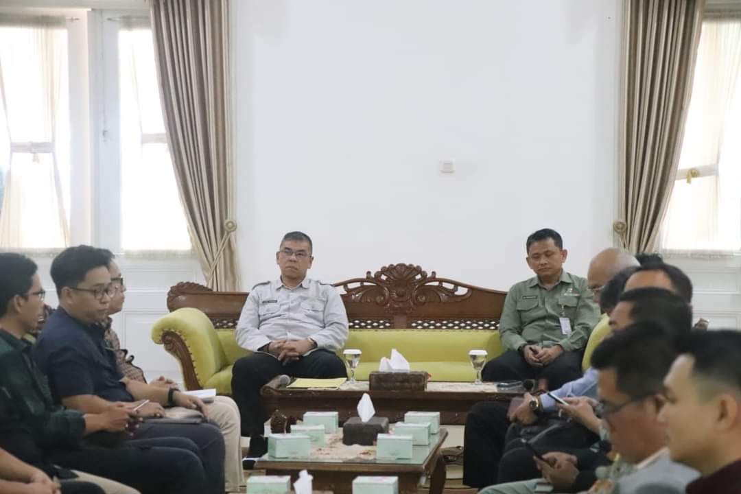 Ibunda Heri Gunawan saat menggelar doa bersama pada Haul H. Maman Suparman.