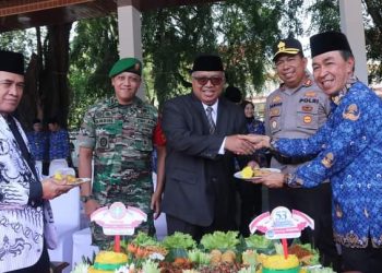 Bupati Sematkan Tanda Kehormatan Satyalancana Karya Satya pada HUT KORPRI dan PGRI