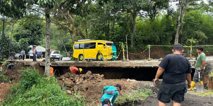 Jalan Provinsi Penghubung Sukabumi-Sagaranten Terancam Putus Akibat Retakan Tanah