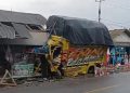 Dikemudikan Kenek, Truk Bermuatan Kayu Tabrak Enam Kios di Simpenan