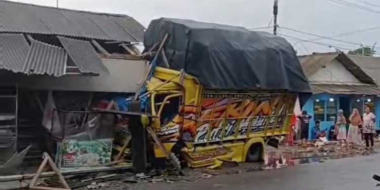 Dikemudikan Kenek, Truk Bermuatan Kayu Tabrak Enam Kios di Simpenan
