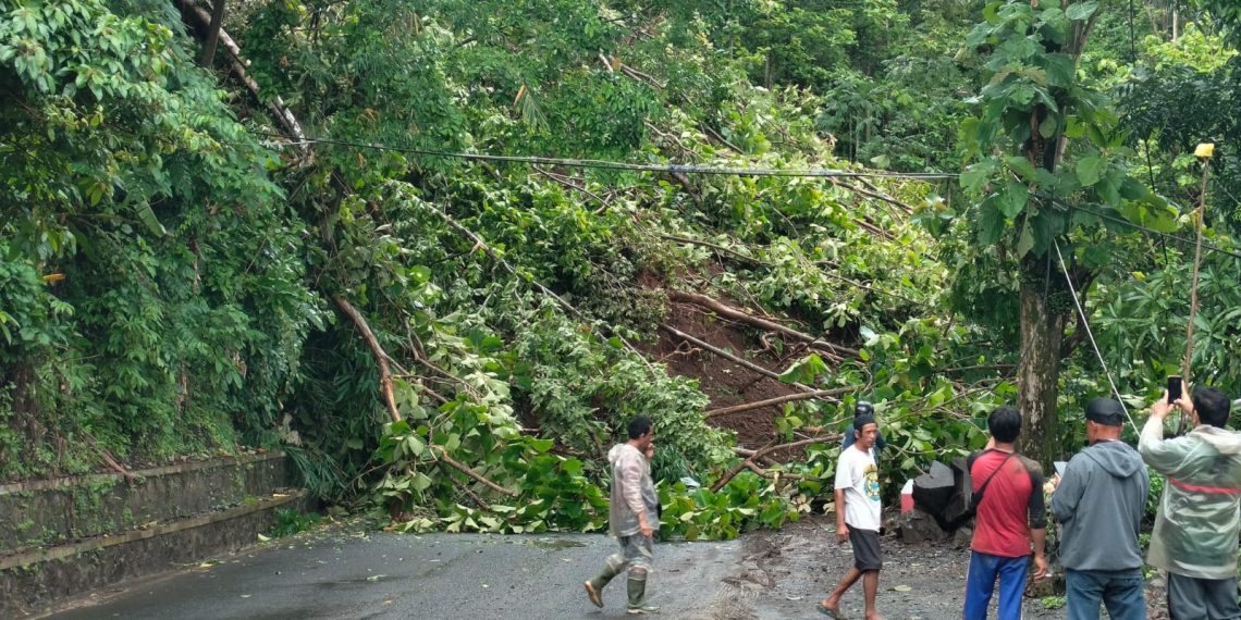 Ruas Bagbagan-Kiaradua Tertutup Longsor, Arus Lalu Lintas Lumpuh Total