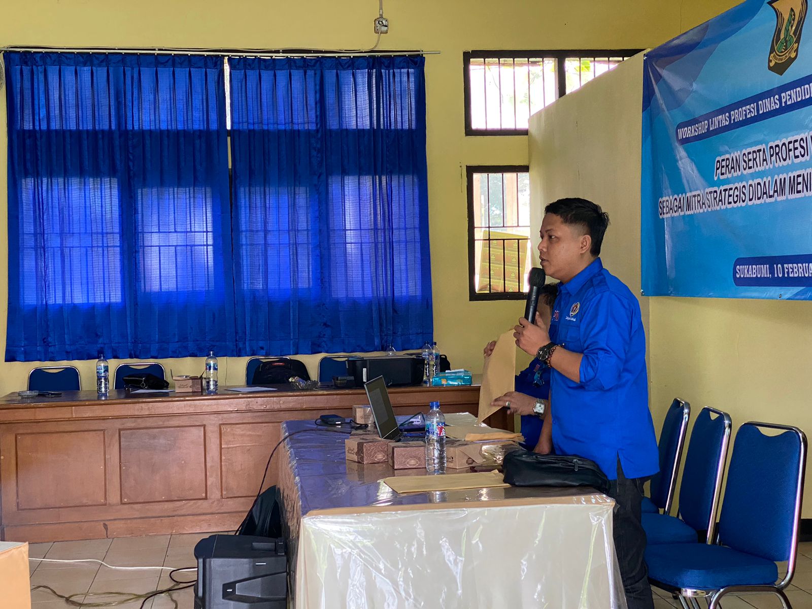 Pemimpin Redaksi Jurnalsukabumi.com sekaligus Ketua Hubungan antar Lembaga PWI Kabupaten Sukabumi, Ujang Herlan saat menyampaikan materi.