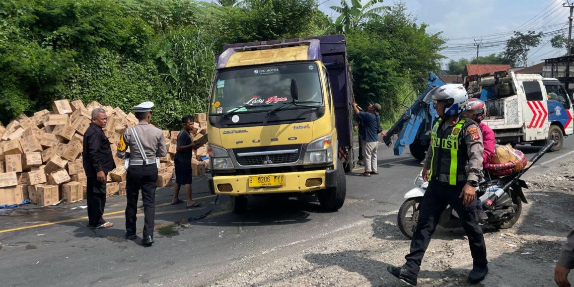 Truk Sembako Terguling di Pamuruyan Cibadak, Polisi Sigap Evakuasi