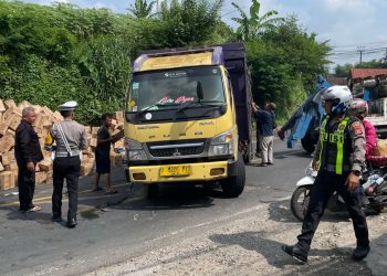 Truk Sembako Terguling di Pamuruyan Cibadak, Polisi Sigap Evakuasi