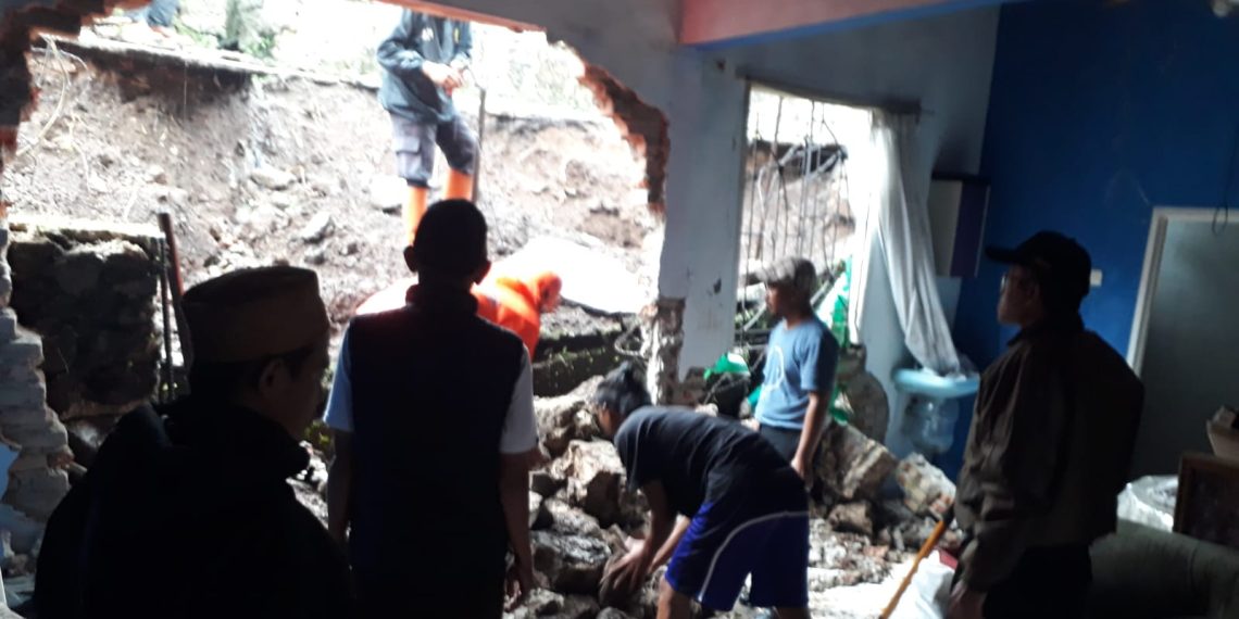 Dua Rumah Warga di Citamiang Kota Sukabumi Terdampak Longsor