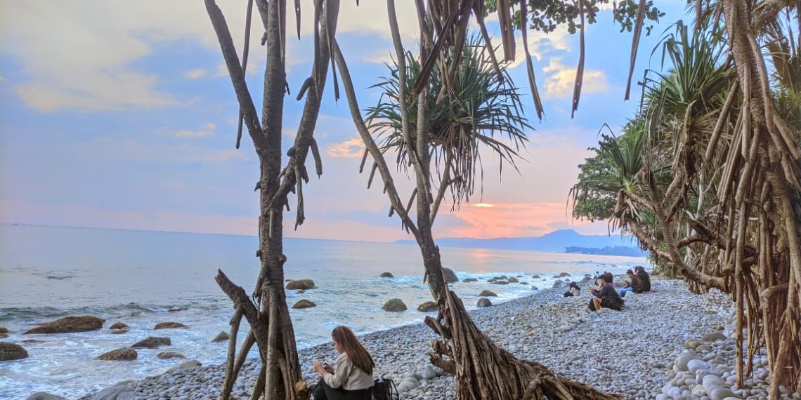 Nikmati Senja di Balik Keindahan Pantai Cempaka Ratu Sukabumi