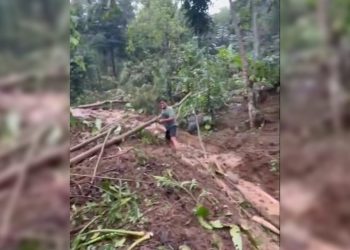Hujan Deras Picu Longsor di Cimaja, Warga Gotong Royong Bersihkan Akses Jalan