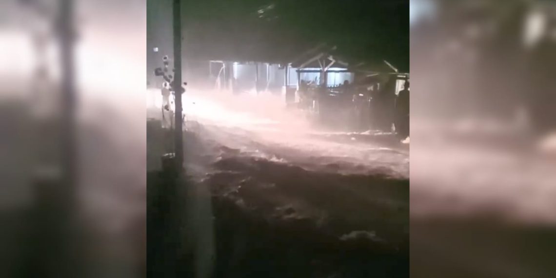 Banjir Cisolok: Dua Rumah Terdampak, Kawasan Wisata Karang Hawu Sempat Terendam