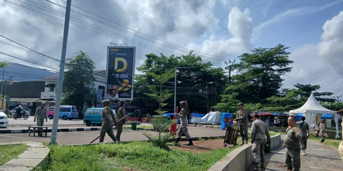 Kolaborasi dengan DLH, Satpol PP Sukabumi Tertibkan PKL di Alun-alun Gadobangkong