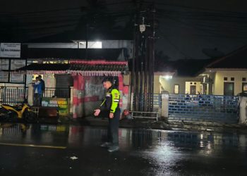 Pengendara Motor di Sukabumi Tertabrak Truk saat Menyeberang Jalan, Korban Dilarikan ke RS