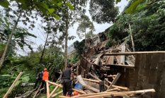 Bangunan Warung di Gunungpuyuh Ambruk lagi, Para Pedagang Lolos dari Maut