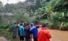 Banjir Luapan Sungai Rendam 20 Rumah di Cibadak