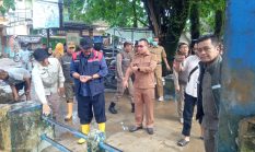 Tinjau Lokasi Banjir, Bupati Sukabumi Semprot Langsung Area Puskesmas Palabuhanratu