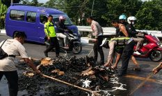 Truk Bermuatan Gantungan Baju Terbakar di Pamuruyan, Asap Hitam Picu Kepanikan