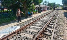 Dua Pemotor Wanita Tertabrak Kereta di Benteng Sukabumi hingga Kritis