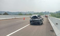 Truk Wingbox Terguling Usai Hantam Mobil Listrik BYD di Exit Tol Parungkuda