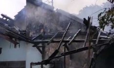 Rumah Warga di Pamuruyan Cibadak Terbakar, Warga Sigap Bantu Padamkan Api 