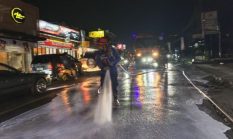 Jalan Licin Akibat Tumpahan Oli di Cibadak, Petugas Gabungan Sigap Lakukan Pembersihan