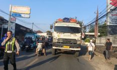 Truk Hino Tabrak 4 Kendaraan di Cibadak, Sempat Mundur dan Hantam Mobil di Belakang