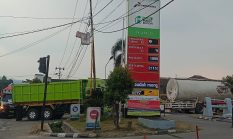 Parah! Antrean Truk di SPBU Cibadak Kuasai Bahu Jalan, Pengendara Premium Terjebak
