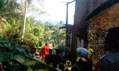 Perjuangan Damkar di Cikakak, Selang Dibentang Demi Taklukkan Kobaran Api