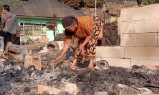Di Balik Puing Ciptamulya, Mak Utiah Cari Sisa Barang dari Rumah yang Hilang