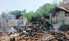 Rumah Bilik Bambu Milik Kakek 72 Tahun di Bojongpari Hangus Terbakar ‎