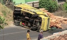 Tak Kuat Menanjak, Truk Kayu Terguling di Cibangban Sukabumi