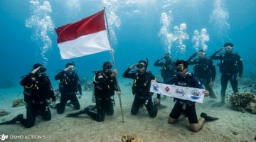 Belasan Penyelam Kibarkan Merah Putih di Dasar Laut Palabuhanratu