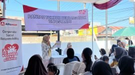 Para orang tua mengikuti edukasi pemantauan tumbuh kembang anak dalam program Edukasi Keluarga Balita di Alfamidi Pelabuhan 2, Kota Sukabumi, Kamis (23/7/2026). (Foto: Istimewa)