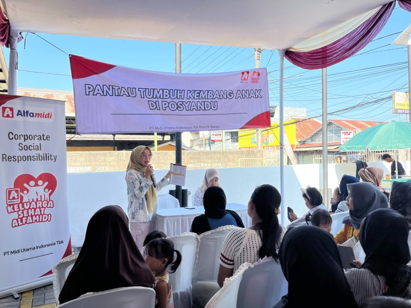 Para orang tua mengikuti edukasi pemantauan tumbuh kembang anak dalam program Edukasi Keluarga Balita di Alfamidi Pelabuhan 2, Kota Sukabumi, Kamis (23/7/2026). (Foto: Istimewa)