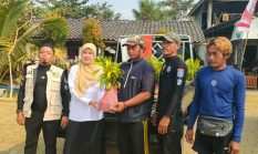 Diskan Serahkan 300 Mangrove, Komunitas PENYU Siap Hijaukan Pesisir Palabuhanratu