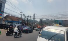 Kabel Semrawut di Jalan Utama Cibadak, Warga Khawatir Keselamatan Terancam