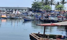 Perahu Nelayan Hampir Tenggelam di Perairan Palabuhanratu, Ikan Pepetek Berhamburan