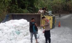 Bawa Muatan 9 Ton, Truk Terguling di Tanjakan Baed Warungkiara