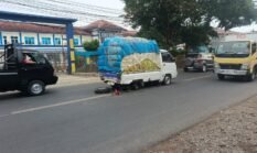 Roda Pikap Pengangkut Sayur Lepas di Depan RSUD Sekarwangi, Lalu Lintas Tersendat