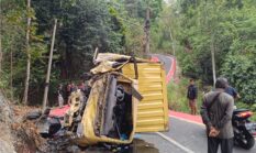 Truk Box Bermuatan Pupuk Terguling di Palabuhanratu, Sopir Terjepit